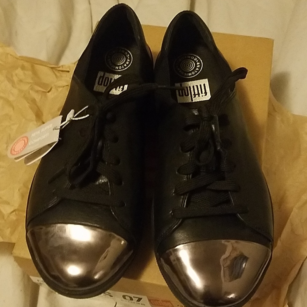 Brand new FitFlop Mirror-toe leather sneakers